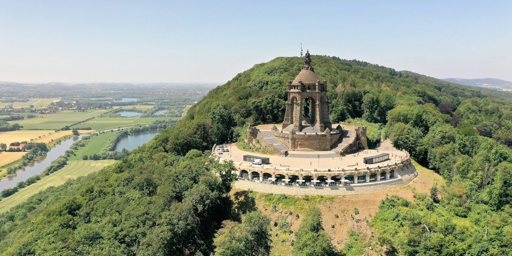 Luftaufnahme des Kaiser-Wilhelm-Denkmals auf einem Hügel mit weitläufigem Grün