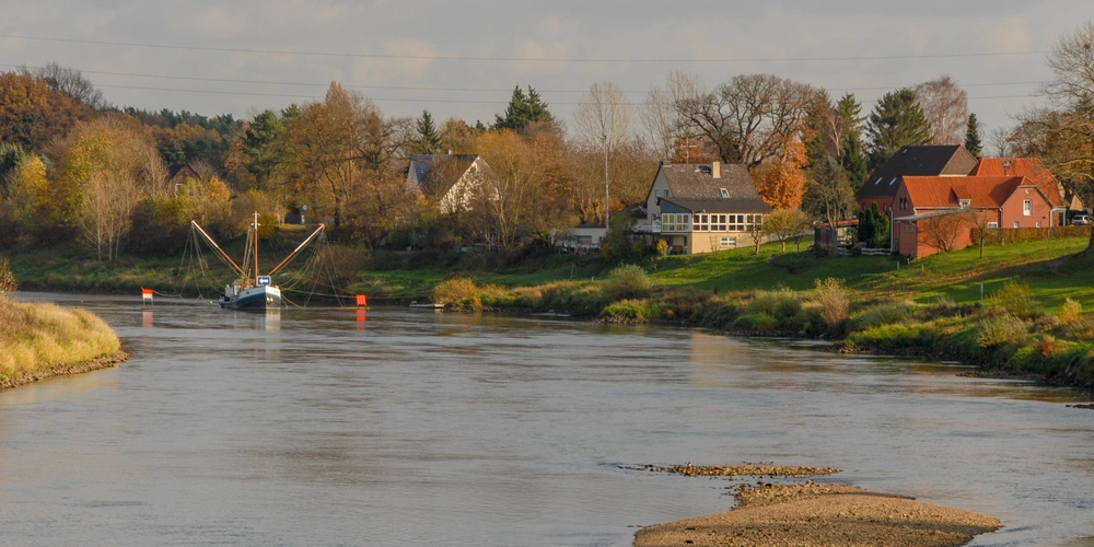 Ausblick auf di Weser entlang der Stadt Drakenburg 