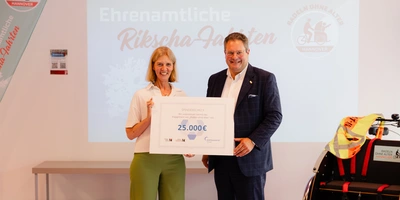 Übergabe der Spende für die Aktion "Radeln ohne Alter"