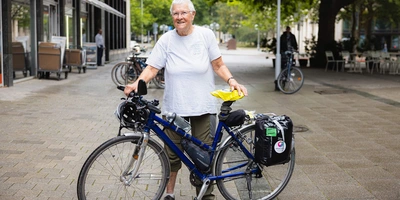 Marta Binder mit ihrem Fahrrad beim Besuch bei linexo