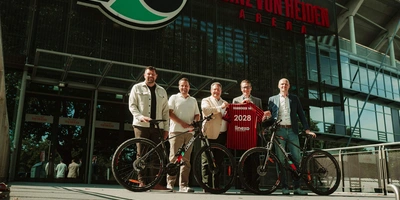 Für mehr Fahrrad und Fußball v. l. Christian Woike und Arne Buchholz (Sportfive), Patrick Döring (WERTGARANTIE Group), Henning Bindzus (Hannover 96) und Sören Hirsch (linexo by Wertgarantie) Hannover 96 und linexo Vertreter zum Start der Mobilitätspartnerschaft