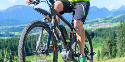 Comodule x Google Cloud - so können E-Bikes noch besser an ihre Nutzerinnen angepasst werden Ein E-Bike Fahrer in den Bergen