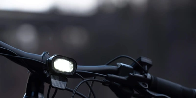 E-Bike Aufkleber - damit auch Sie im dunkeln sicher bleiben Nahaufnahme eines E-Bikes in der Dämmerung