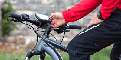 Ein Mann bedient sein E-Bike Display