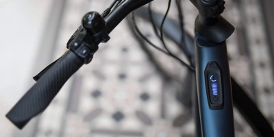 Nahaufnahme eines E-Bike Lenkers