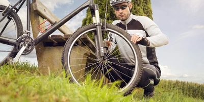 Ein Mann überprüft seinen Reifendruck