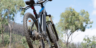 E-Bike fahren für Anfänger - Tipps und Tricks Ein E-Bike im Wald