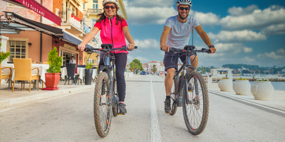 Die Probefahrt mit deinem gebrauchten E-Bike darf nicht fehlen Ein Mann und eine Frau fahren draußen Fahrrad