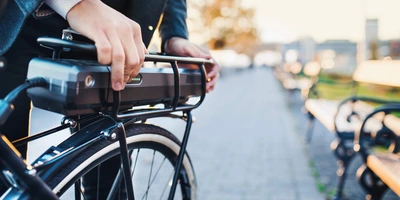 Nahaufnahme wie ein Mann seinen E-Bike Akku bedient