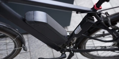 E-Bike ohne Akku fahren - warum es sich auch mal lohnt einen Gang runterzuschalten Nahaufnahme eines E-Bike Akkus