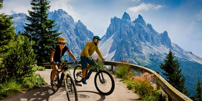 Fahrradfahren fahren ihr Mountain E-Bike 