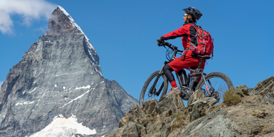 Frau fährt mit einem E-Mountainbike in den Schweizer Alpen