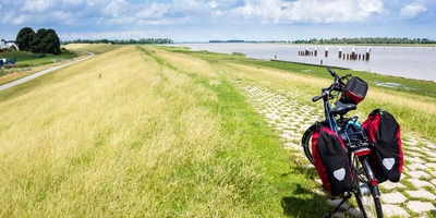 Fahrrad mit Gepäck neben einem See