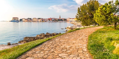 Ein Radweg in Porec, Kroatien