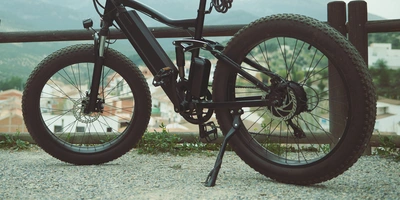 Ein E-Bike steht auf einer Schotterstraße