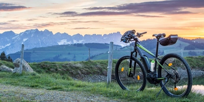 Ein E-Bike beim Sonnenaufgang