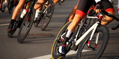 Welche Vorteile bieten Hookless Felgen? Kurvenfahrt eines Radrennens