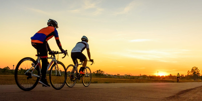 Zwei Fahrradfahrer machen eine Radtour in der Dämmerug
