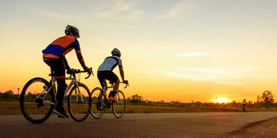 Zwei Fahrradfahrer machen eine Radtour in der Dämmerug