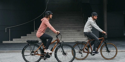 Zwei Personen fahren auf Bambus-E-Bikes