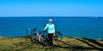 Radfahren an der Nordsee Fahrradfahrerin am Wasse