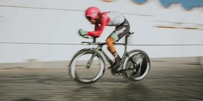 Race Across America - der Kampf mit dem Rad Verschwommenes Bild von einem rasenden Radfahrer