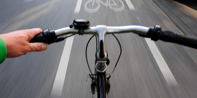 Nahaufnahme von einem Fahrrad auf einem Radweg