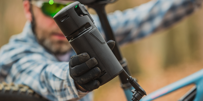 Eine Person hält einen Range Extender für ein E-Bike.