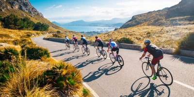 Fahrradfahrer fahren entlang einer Küste