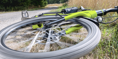 Liegendes Fahrrad am Straßenrad