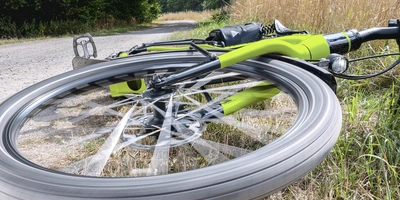 Liegendes Fahrrad am Straßenrad