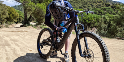 Werkzeug fürs E-Bike - basic tools für deinen Werkzeugschrank Ein E-Biker begutachtet sein E-Bike