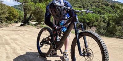 Ein E-Biker begutachtet sein E-Bike