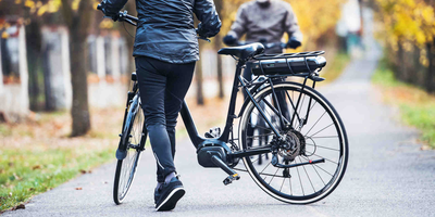 Kalorien verbrennen mit dem E-Bike Personen mit E-Bikes in einem Park