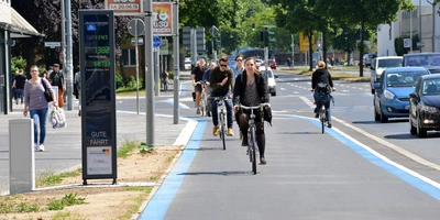 Frau fährt Fahrrad in verkehrsberuhigter Zone