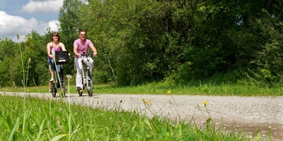 Klappräder – nicht nur für die Stadt zwei Personen fahren auf Klapprädern