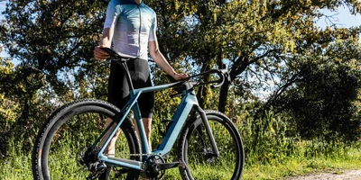 Mann steht neben futuristischem E-Bike