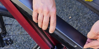 E-Bike Akku wird herausgelöst