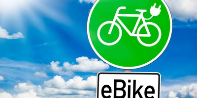 Abbildung eines Straßenschildes mit einem E-Bike.