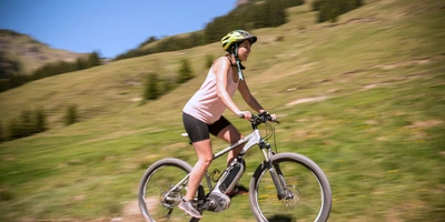 Person fährt auf dem E-Mountainbike Fahrrad