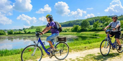 zwei Radfahrer fahren Fahrrad am See