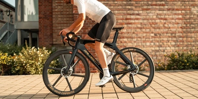 Mann fährt auf Baldiso Rennrad.