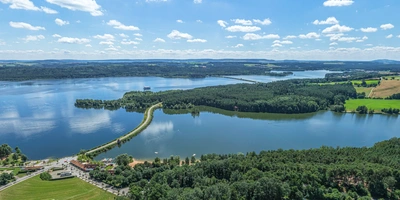 Die Urlaubsregion Fränkisches Seenland bei Enderndorf am Großen Brombachsee von oben 