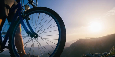 Ein Fahrrad im Morgengrauen zwischen Bergen