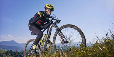 Mann fährt bergauf mit Fahrrad