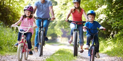 Eine Familie fährt Fahrrad