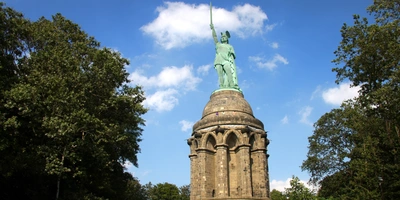 Das Hermannsdenkmal in einem Park