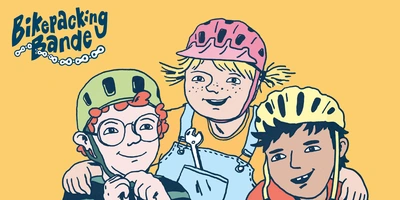 Bikepacking Bande – der Fahrradpodcast für Kids Drei lächelnde Kinder mit bunten Helmen auf einem gelben Hintergrund.