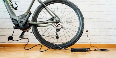 Verschiedene Bosch Akkus mit unterschiedlichen Leistungen E-bike lädt in Innenraum