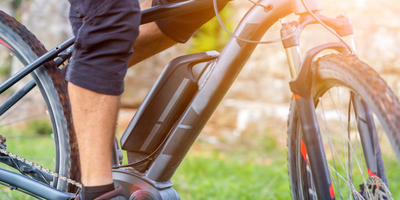 Fahren mit dem Bosch Fahrrad System Person fährt auf E-Bike